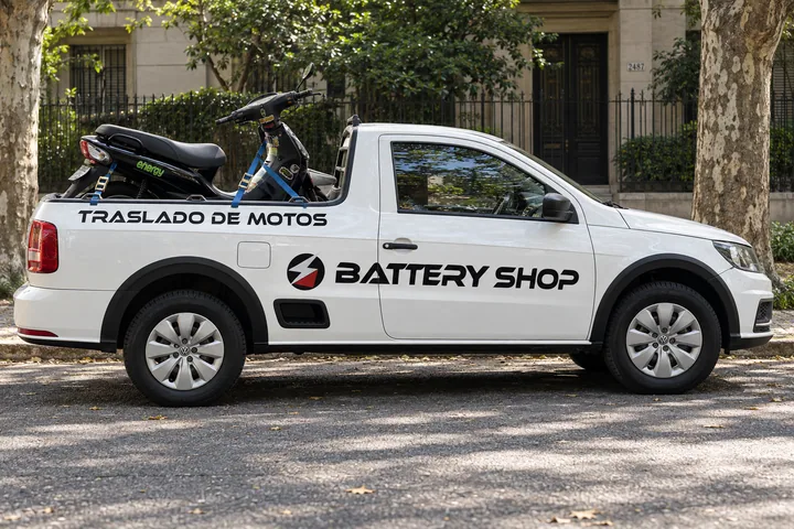 Moto sobre un móvil de traslado identificado con Battery Shop